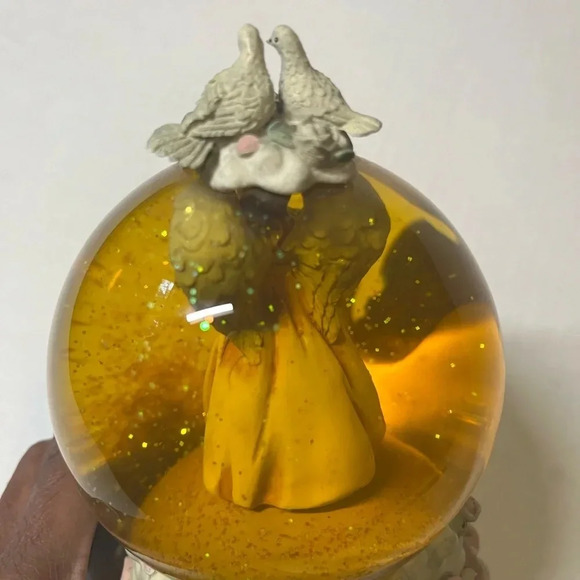 Sankyo vintage Musical snow globe featuring angels on the outside and inside. - Picture 3 of 16